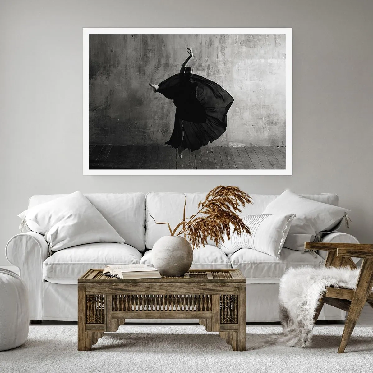 Póster - Silueta en blanco y negro de una bailarina en movimiento contra un fondo de pared. - 100x70cm - Cargada de pasión - Decoración de pared moderna para salón y dormitorio ARTTOR