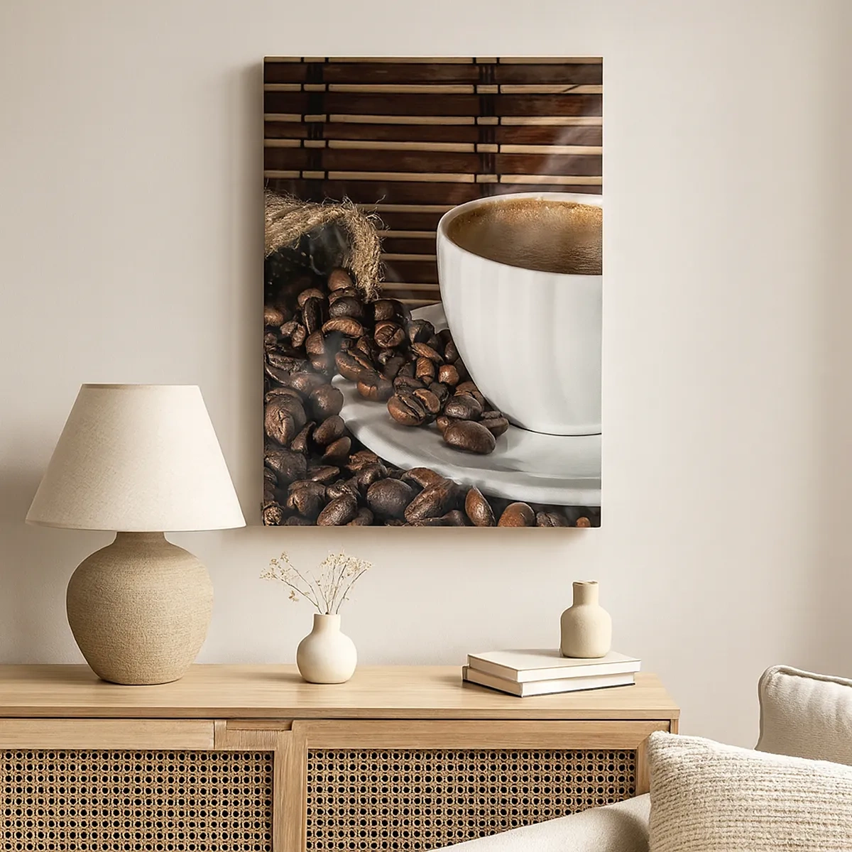 Cuadro sobre lienzo - Impresión de Imagen - Una taza de café con granos sobre un fondo de bambú. - 50x70cm - La negrura del carbón, la transparencia del ámbar - Decoración de pared moderna para salón y dormitorio ARTTOR