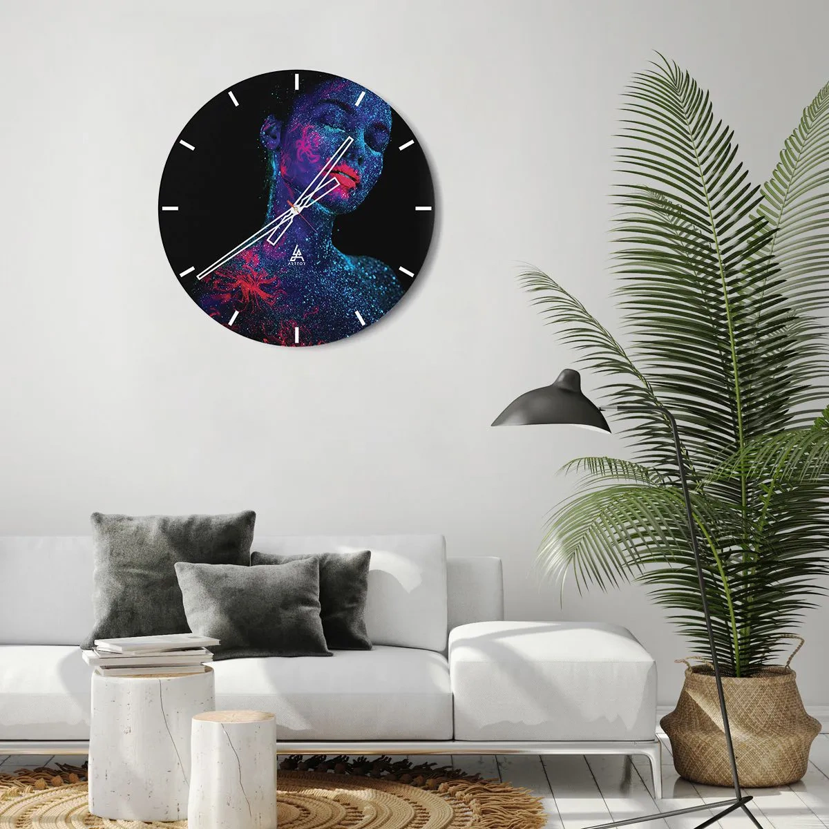 Reloj de pared - Reloj de vidrio - Retrato de una mujer con pinturas faciales fluorescentes - 30x30cm - En polvo de estrellas - Decoración de pared moderna para salón, cocina y dormitorio ARTTOR