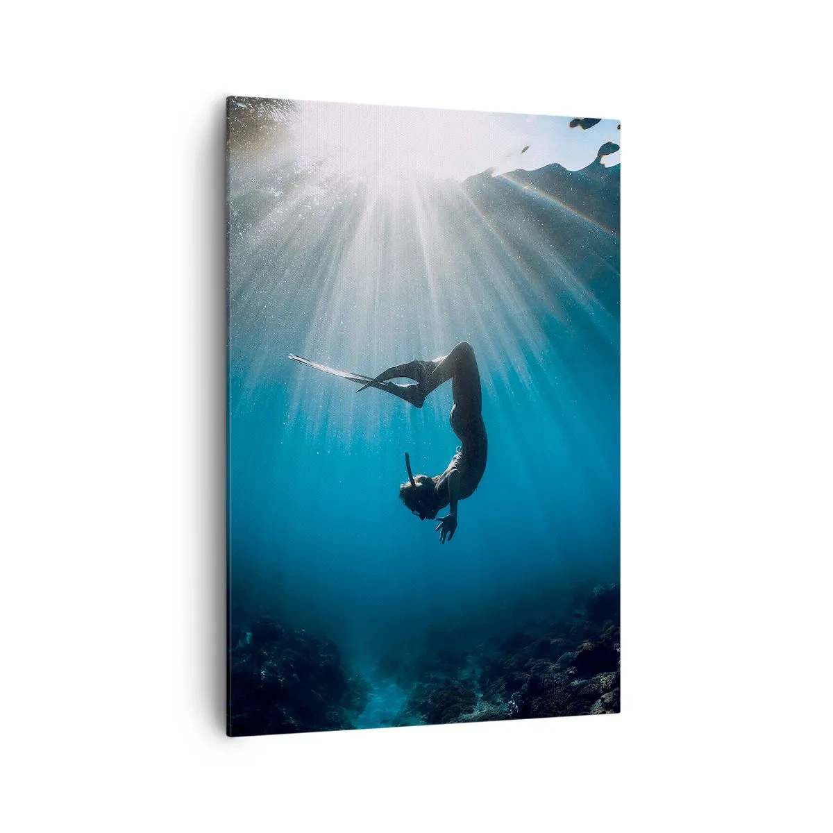 Cuadro sobre lienzo - Impresión de Imagen - Un buzo flotando en un haz de luz bajo el agua. - 70x100cm - Danza subacuática - Decoración de pared moderna para salón y dormitorio ARTTOR
