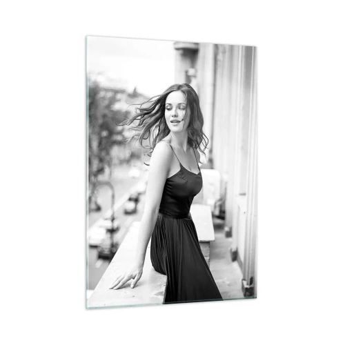 Cuadro sobre vidrio - Impresiones sobre Vidrio - Una mujer con un vestido negro en un balcón de estilo parisino. - 50x70cm - Ciertamente, parisina - Decoración de pared moderna para salón y dormitorio ARTTOR