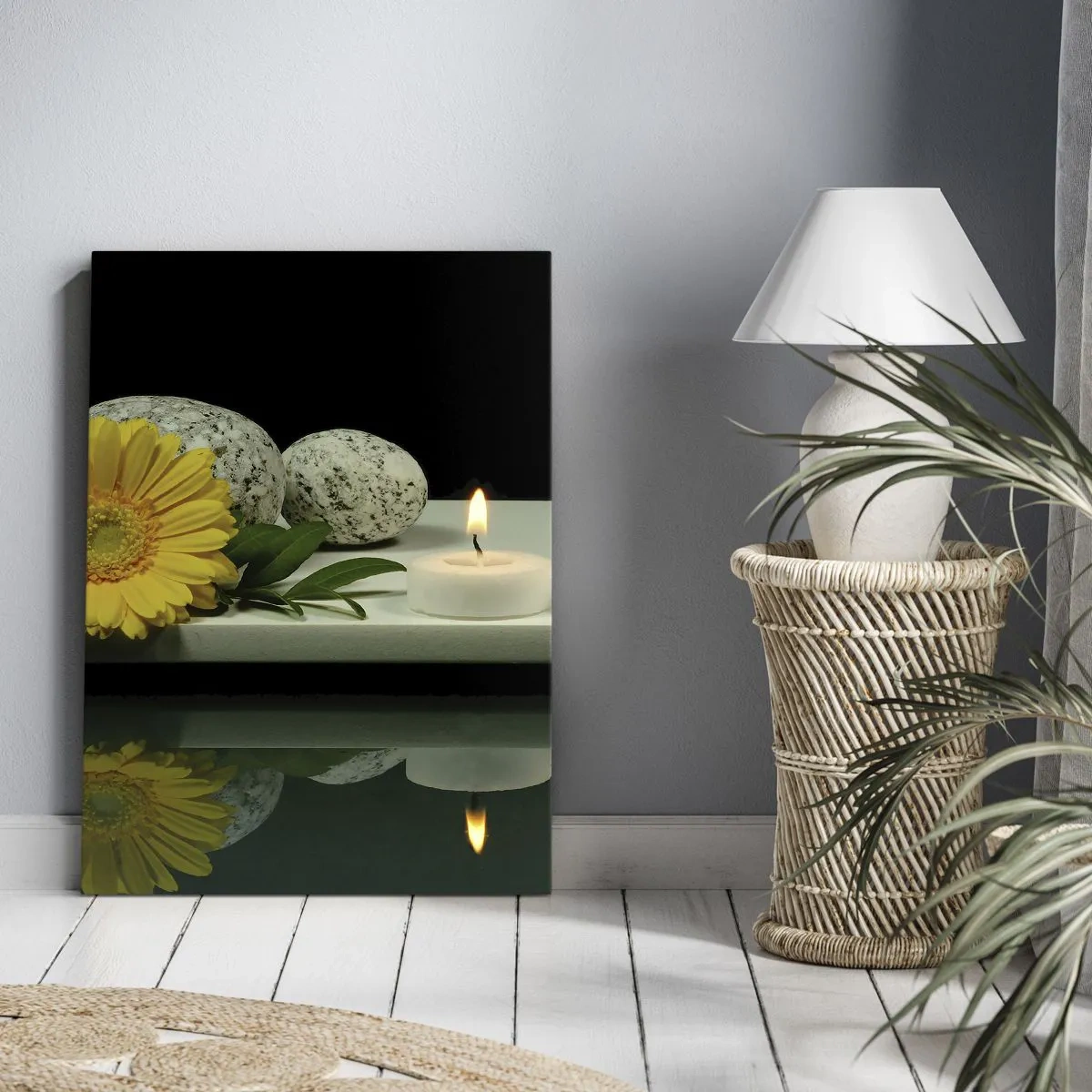 Cuadro sobre lienzo - Impresión de Imagen - Flor amarilla, velas y piedras sobre el fondo del agua. - 50x70cm - Calmar los sentidos - Decoración de pared moderna para salón y dormitorio ARTTOR
