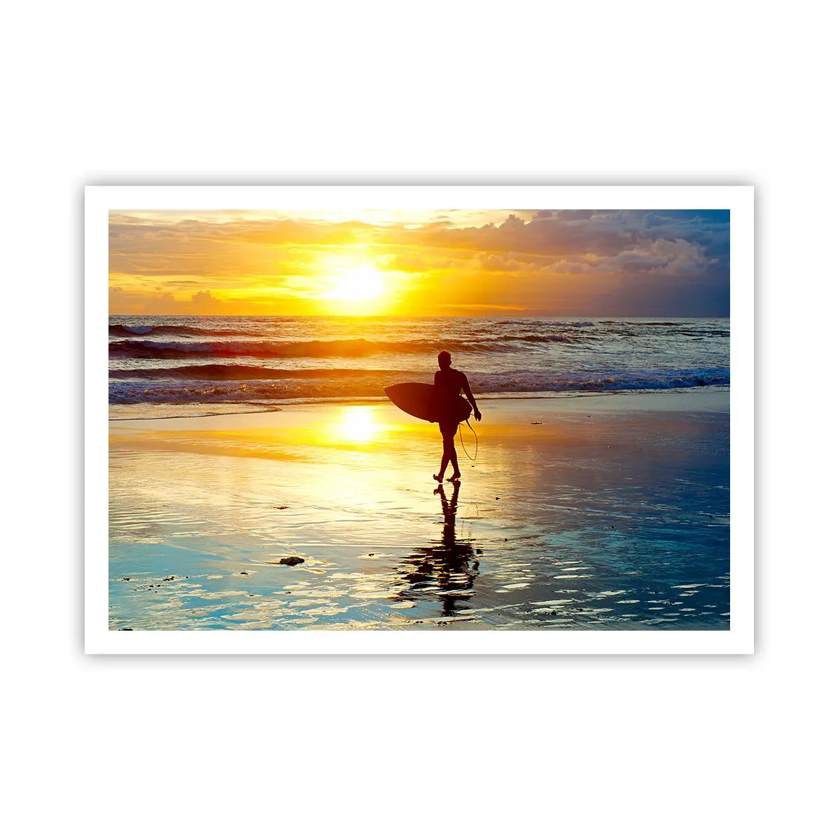 Póster - Un surfista caminando por la playa al atardecer con una tabla en la mano. - 100x70cm - El regreso del guerrero - Decoración de pared moderna para salón y dormitorio ARTTOR