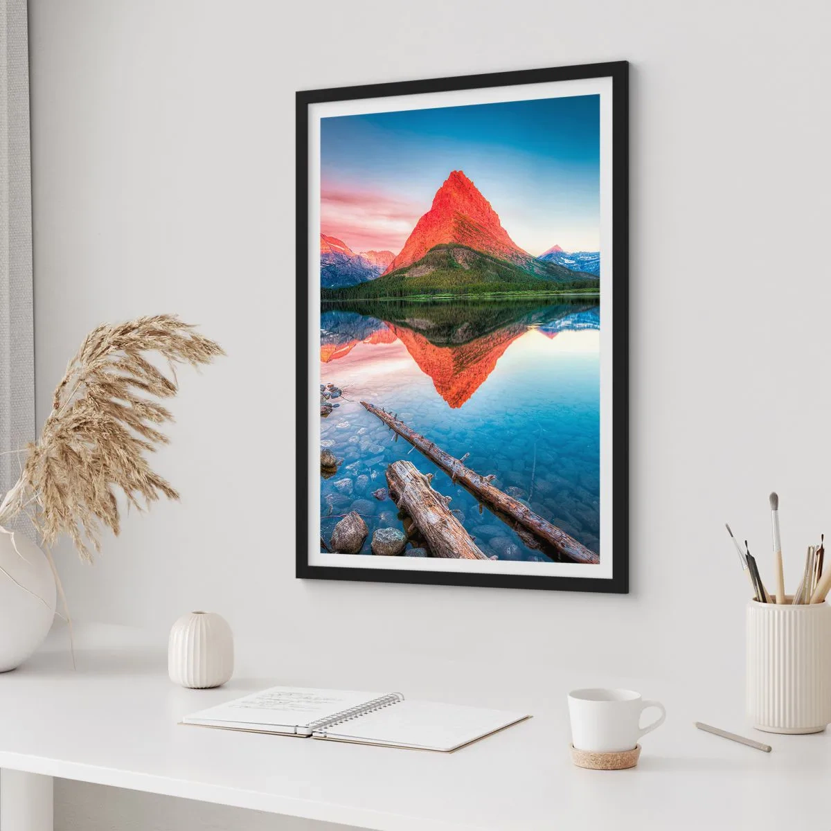 Póster en marco negro - Una montaña reflejada en un lago tranquilo. - 50x70cm - Cálido y frío - Decoración de pared moderna para salón y dormitorio ARTTOR