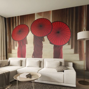 Fotomural Premium Canvas - Tres monjes con paraguas rojos en la arquitectura tradicional - 100x70cm - En el camino a la Tierra Pura - Decoración de pared moderna para salón y dormitorio ARTTOR