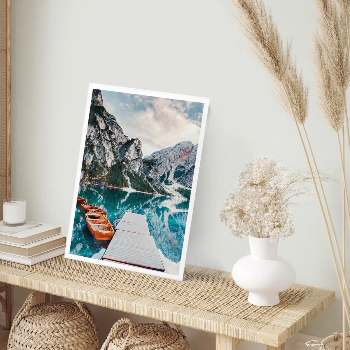 Póster - Un lago de montaña con barcos de madera y un muelle. - 50x70cm - Te mostraremos la fuente de la belleza - Decoración de pared moderna para salón y dormitorio ARTTOR