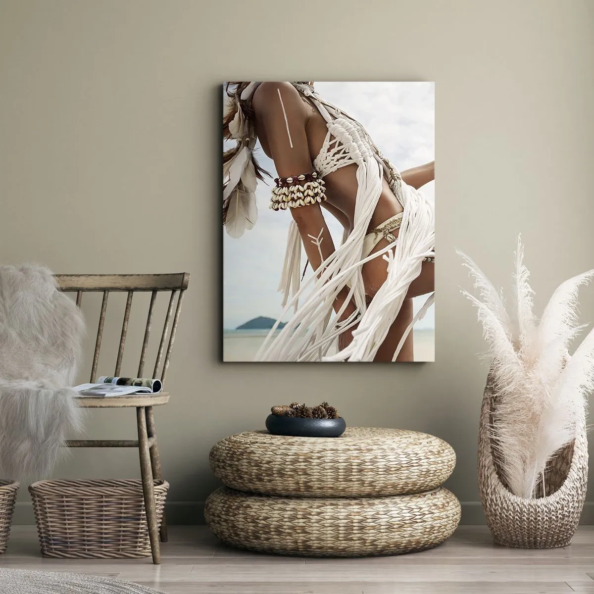 Cuadro sobre lienzo - Impresión de Imagen - Figura de una mujer con adornos y ropa étnica con el telón de fondo de un paisaje tropical. - 80x120cm - Sacerdotisa del sol - Decoración de pared moderna para salón y dormitorio ARTTOR