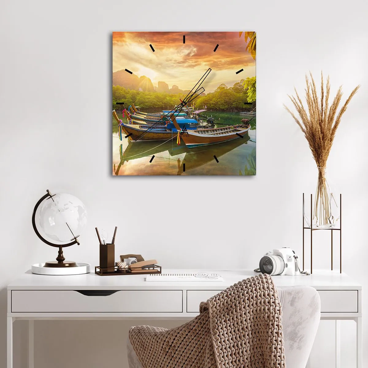 Reloj de pared - Reloj de vidrio - Barcos tradicionales en aguas tranquilas al atardecer - 30x30cm - Antes de un día ajetreado - Decoración de pared moderna para salón y dormitorio ARTTOR