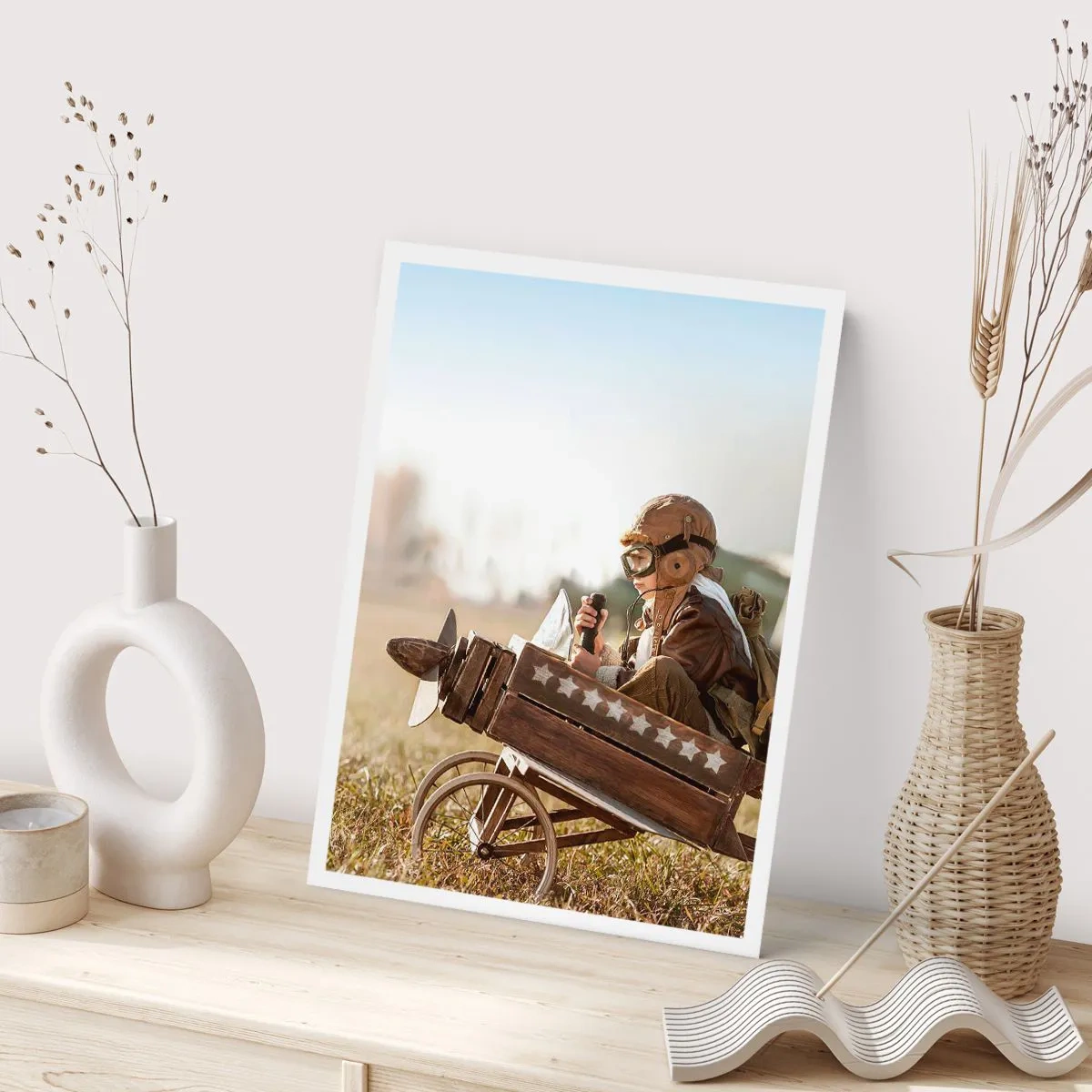 Póster - Un niño en un avión de madera con estrellas en el fondo. - 50x70cm - Despegue hacia un sueño - Decoración de pared moderna para salón y dormitorio ARTTOR