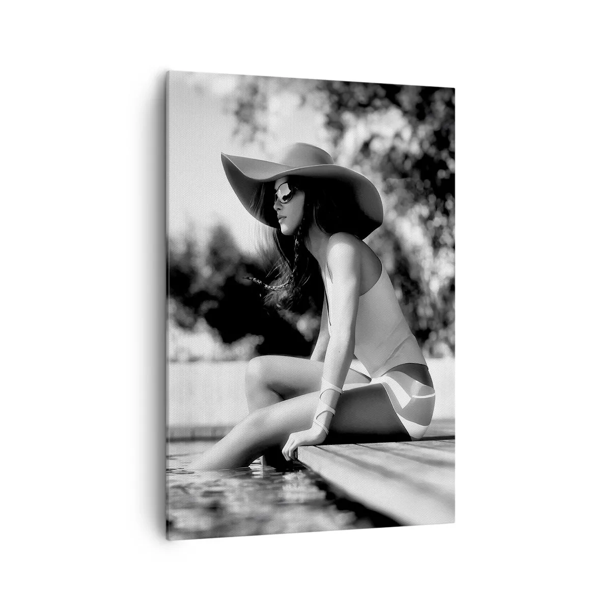 Cuadro sobre lienzo - Impresión de Imagen - Mujer con sombrero junto a la piscina en blanco y negro - 70x100cm - Un sueño de verano - Decoración de pared moderna para salón y dormitorio ARTTOR