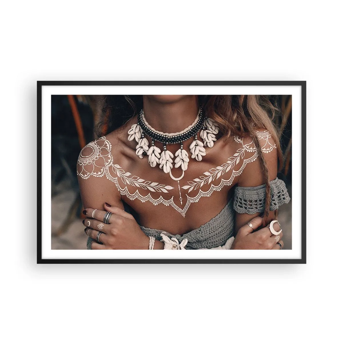 Póster en marco negro - Talismanes, rituales de feminidad - 91x61 cm