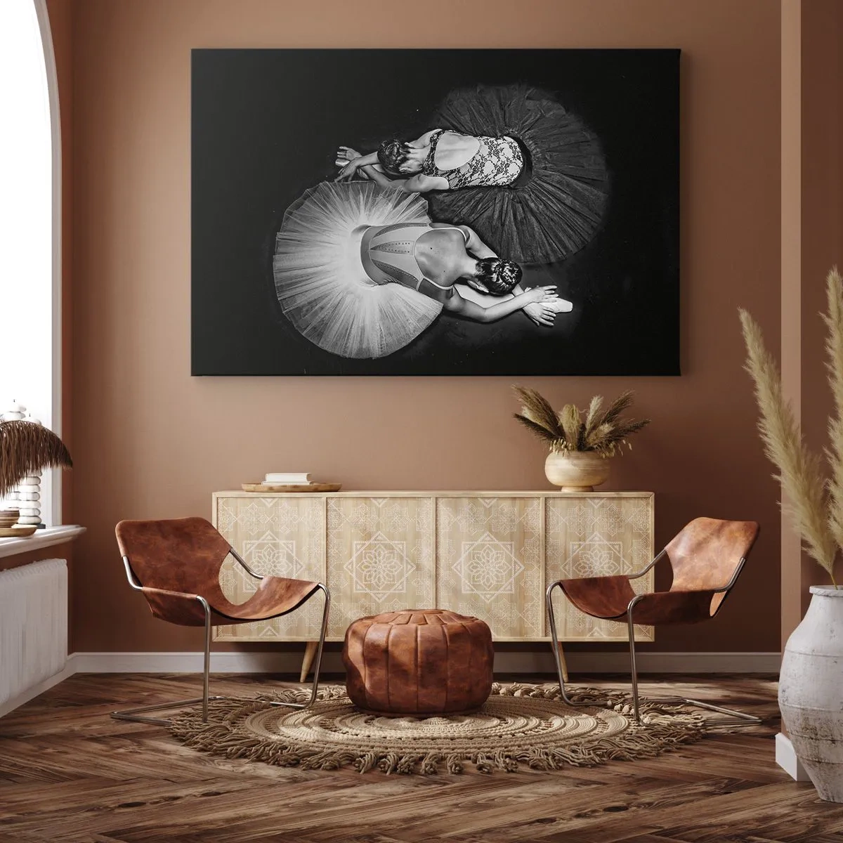 Cuadro sobre lienzo - Impresión de Imagen - Una imagen en blanco y negro de dos bailarinas en una pose dinámica. - 70x50cm - Yin y yang: el equilibrio perfecto - Decoración de pared moderna para salón y dormitorio ARTTOR