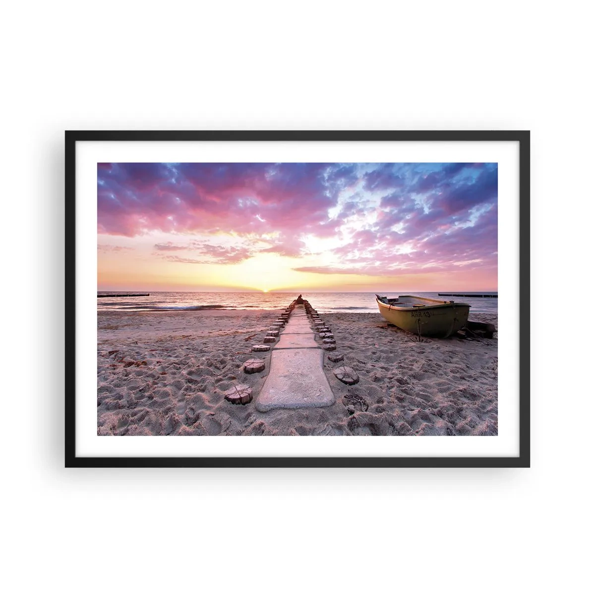 Póster en marco negro - Playa al amanecer con barco y muelle - 70x50cm - Un momento de profunda experiencia - Decoración de pared moderna para salón y dormitorio ARTTOR