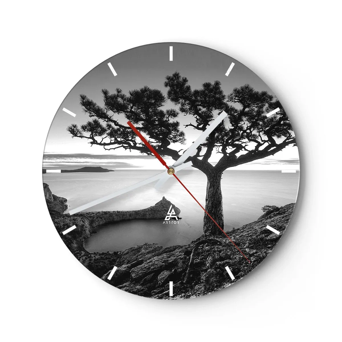 Reloj de pared - Reloj de vidrio - Un árbol en un acantilado con vistas al mar en blanco y negro. - 30x30cm - Calma hasta el horizonte - Decoración de pared moderna para salón, cocina y dormitorio ARTTOR