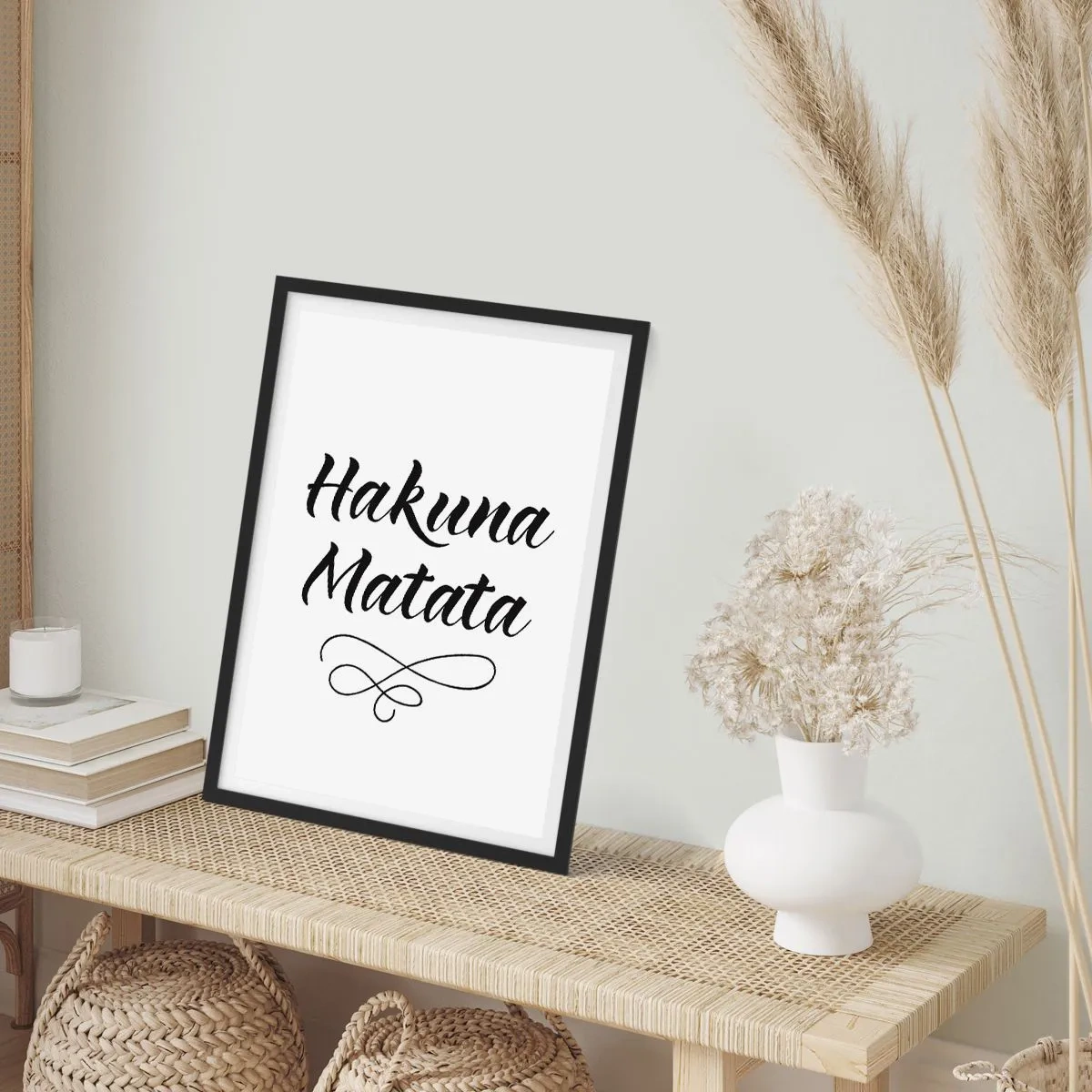 Póster en marco negro - Letras Hakuna Matata negras sobre fondo blanco - 50x70cm - El mejor consejo - Decoración de pared moderna para salón y dormitorio ARTTOR