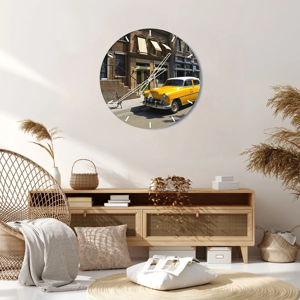 Reloj de pared - Reloj de vidrio - Un taxi amarillo frente a un edificio elegante. - 30x30cm - Érase una vez en América - Decoración de pared moderna para salón, cocina y dormitorio ARTTOR