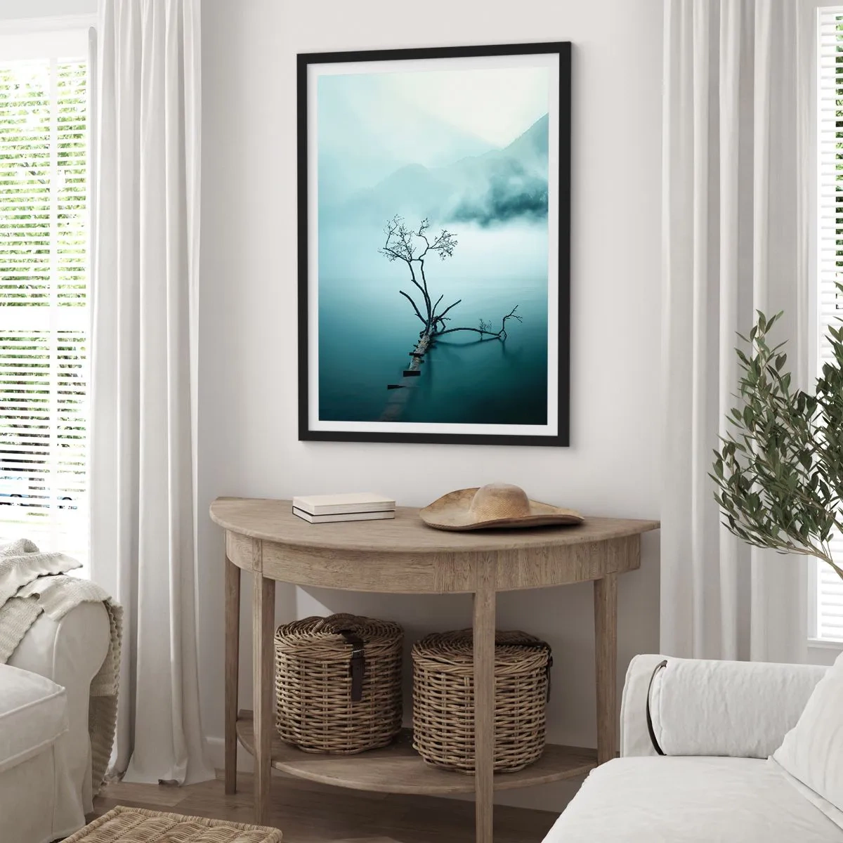 Póster en marco negro - Una fotografía de un árbol solitario que crece fuera del agua, rodeado de niebla y montañas. - 50x70cm - Fuera del agua y de la niebla - Decoración de pared moderna para salón y dormitorio ARTTOR