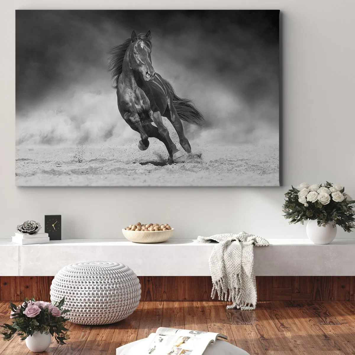 Cuadro sobre lienzo - Impresión de Imagen - Un caballo blanco y negro galopando por la arena. - 70x50cm - Digno del propio emir - Decoración de pared moderna para salón y dormitorio ARTTOR
