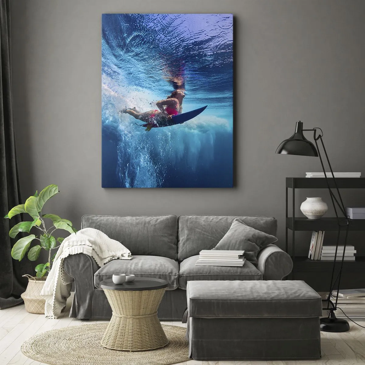 Cuadro sobre lienzo - Impresión de Imagen - Un surfista bajo el agua en una composición dinámica en tonos azules. - 50x70cm - La profundidad de la alegría - Decoración de pared moderna para salón y dormitorio ARTTOR