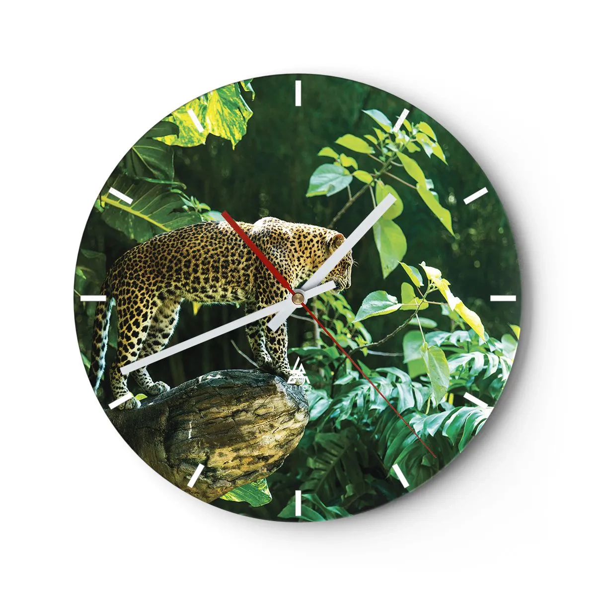 Reloj de pared - Reloj de vidrio - Leopardo en la selva sobre un fondo de hojas verdes. - 30x30cm - ¿A la caza? - Decoración de pared moderna para salón, cocina y dormitorio ARTTOR