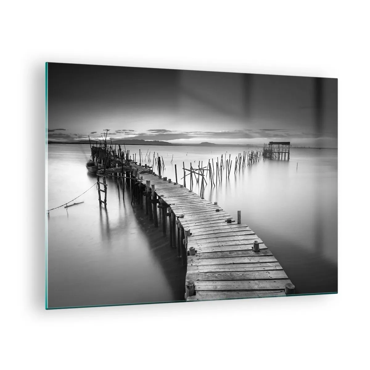 Cuadro sobre vidrio - Impresiones sobre Vidrio - Una vista en blanco y negro de un embarcadero de madera sobre el agua. - 70x50cm - La calma de una orilla olvidada - Decoración de pared moderna para salón y dormitorio ARTTOR