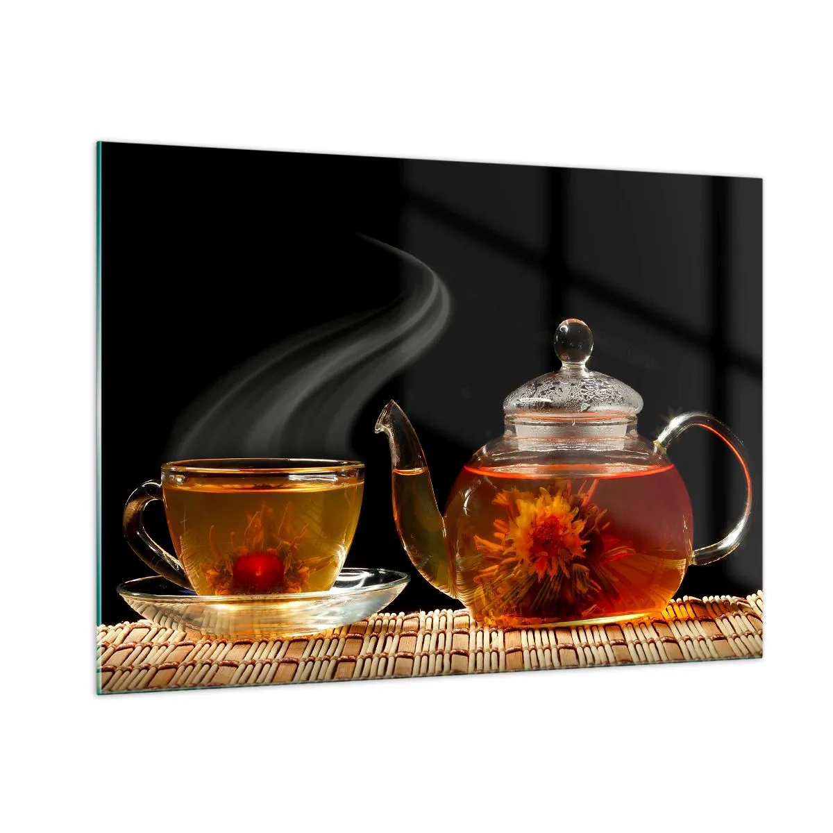 Cuadro sobre vidrio - Impresiones sobre Vidrio - Una jarra de cristal y una taza de té con una flor sobre un fondo negro. - 100x70cm - Magia y el arte del té - Decoración de pared moderna para salón y dormitorio ARTTOR