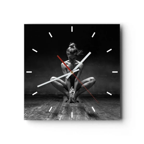 Reloj de pared - Reloj de vidrio - Un retrato en blanco y negro de una bailarina en plena concentración. - 30x30cm - Concentración de energía del baile - Decoración de pared moderna para salón y dormitorio ARTTOR