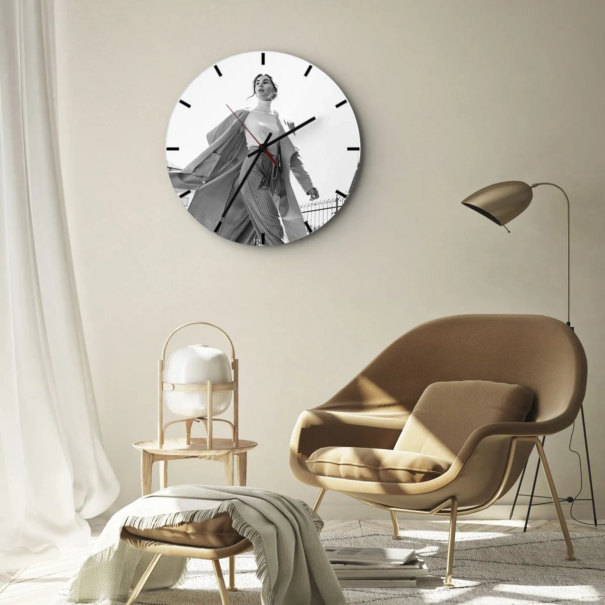 Reloj de pared - Reloj de vidrio - Una mujer elegante en movimiento con la arquitectura urbana como telón de fondo. - 30x30cm - ¿Vienes conmigo? - Decoración de pared moderna para salón, cocina y dormitorio ARTTOR