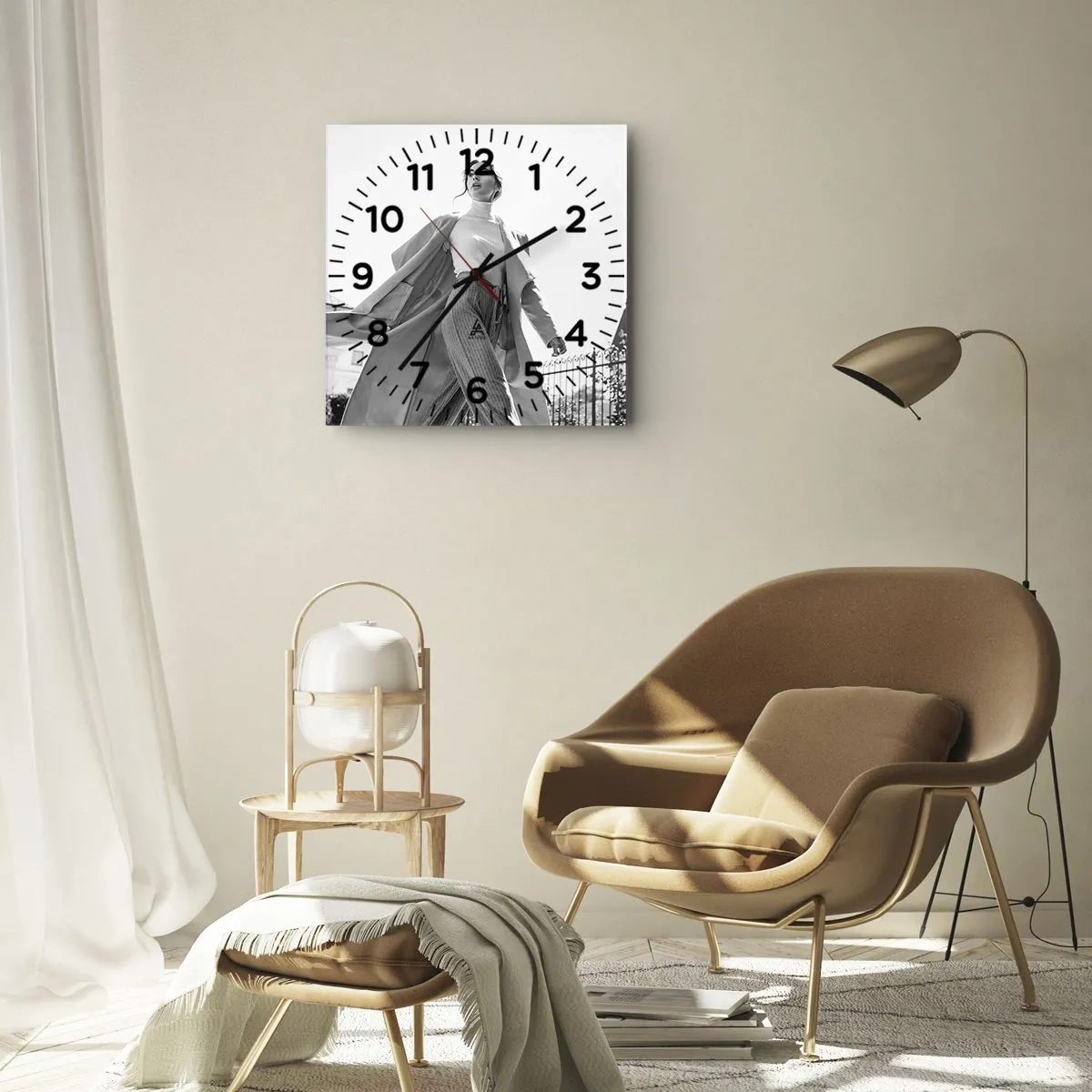 Reloj de pared - Reloj de vidrio - Mujer elegante con abrigo frente a un fondo arquitectónico en blanco y negro - 30x30cm - ¿Vienes conmigo? - Decoración de pared moderna para salón y dormitorio ARTTOR