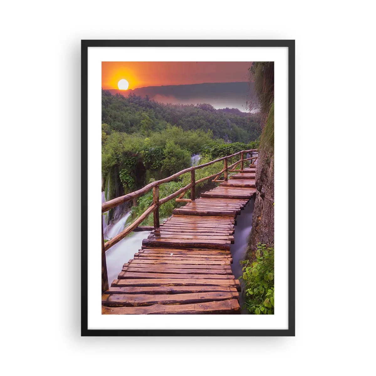 Póster en marco negro - Un puente de madera entre la vegetación y el sol poniente. - 50x70cm - Una belleza inimaginable - Decoración de pared moderna para salón y dormitorio ARTTOR