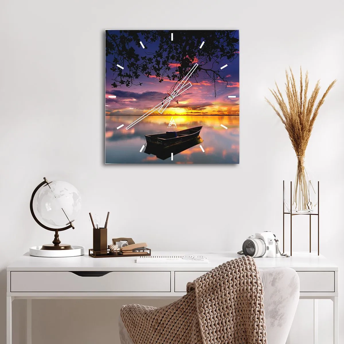 Reloj de pared - Reloj de vidrio - Un barco en aguas tranquilas al atardecer. - 30x30cm - Un cielo de ensueño - Decoración de pared moderna para salón y dormitorio ARTTOR