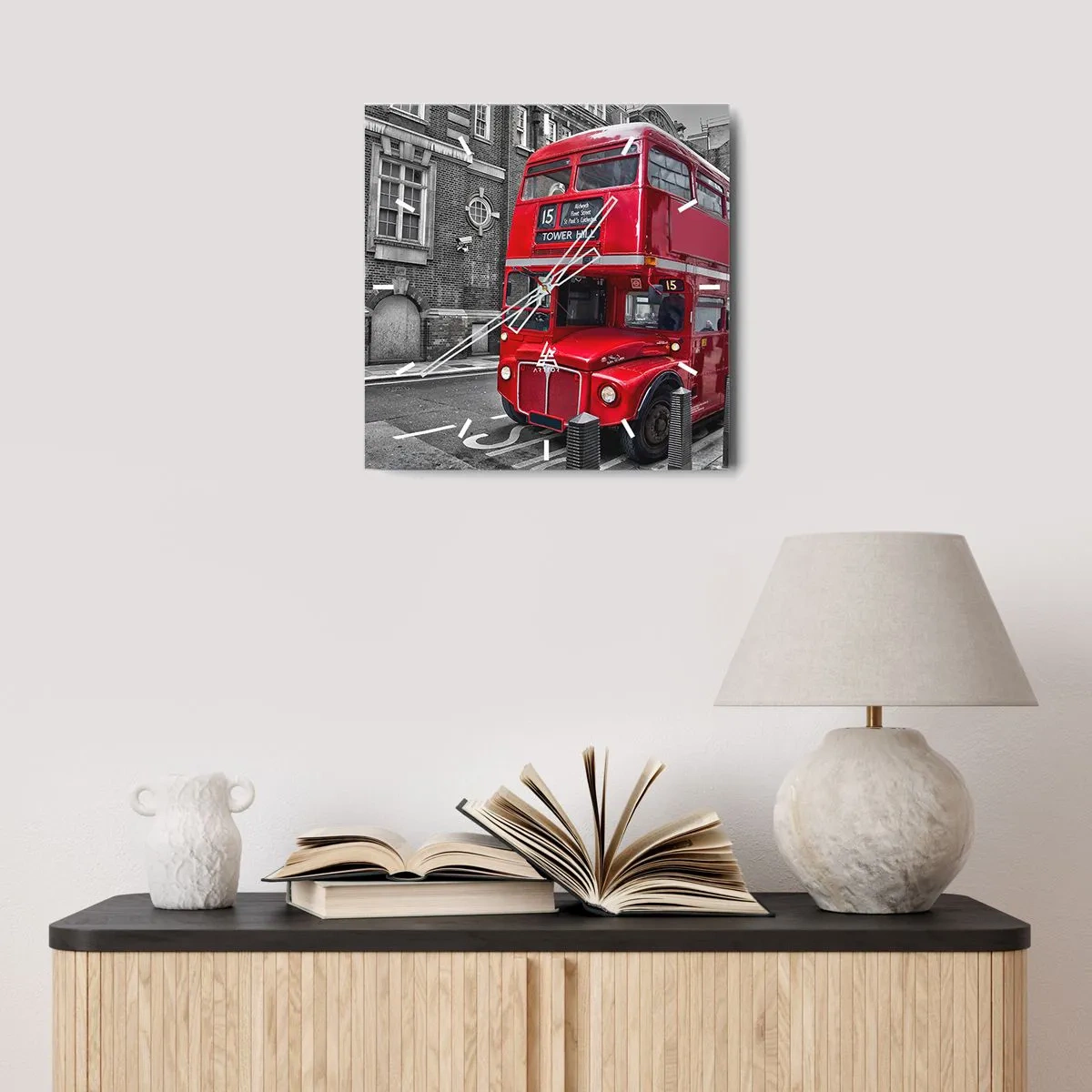 Reloj de pared - Reloj de vidrio - Un autobús rojo de dos pisos en Londres con un fondo de arquitectura clásica. - 30x30cm - El mismo de siempre - Decoración de pared moderna para salón y dormitorio ARTTOR