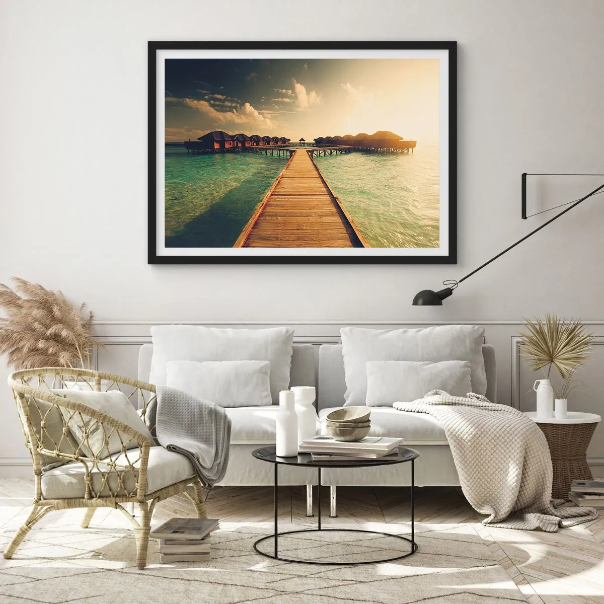 Póster en marco negro - Un embarcadero de madera que conduce a las casas sobre el agua, iluminadas por los rayos del sol. - 100x70cm - Una cálida invitación - Decoración de pared moderna para salón y dormitorio ARTTOR