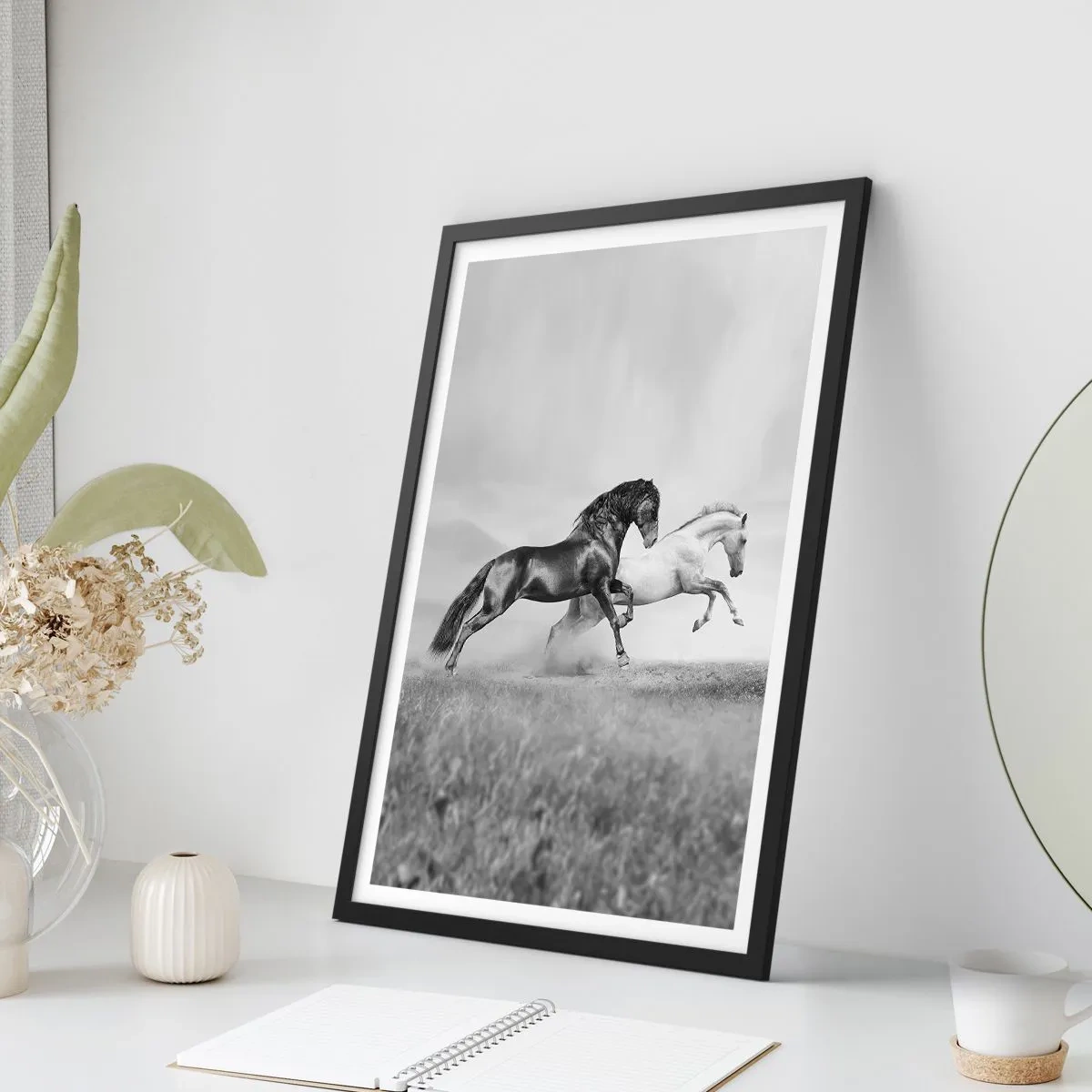 Póster en marco negro - Ángeles y demonios - 40x50 cm