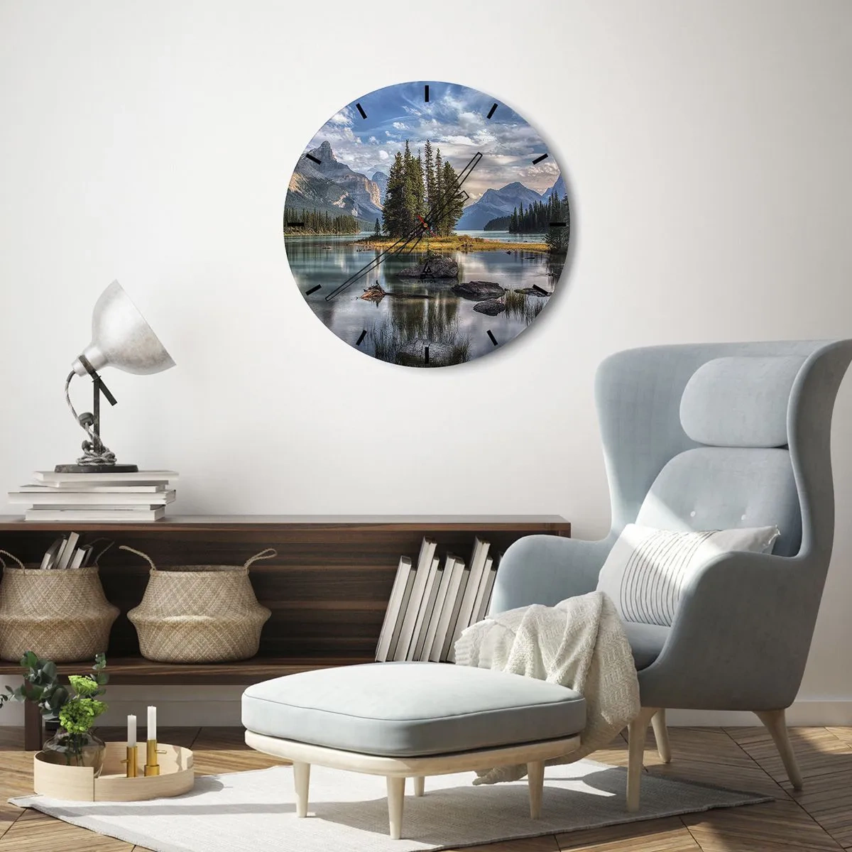 Reloj de pared - Reloj de vidrio - Un pintoresco lago con montañas y un bosque al fondo. - 30x30cm - Sobre el agua cristalina... - Decoración de pared moderna para salón, cocina y dormitorio ARTTOR