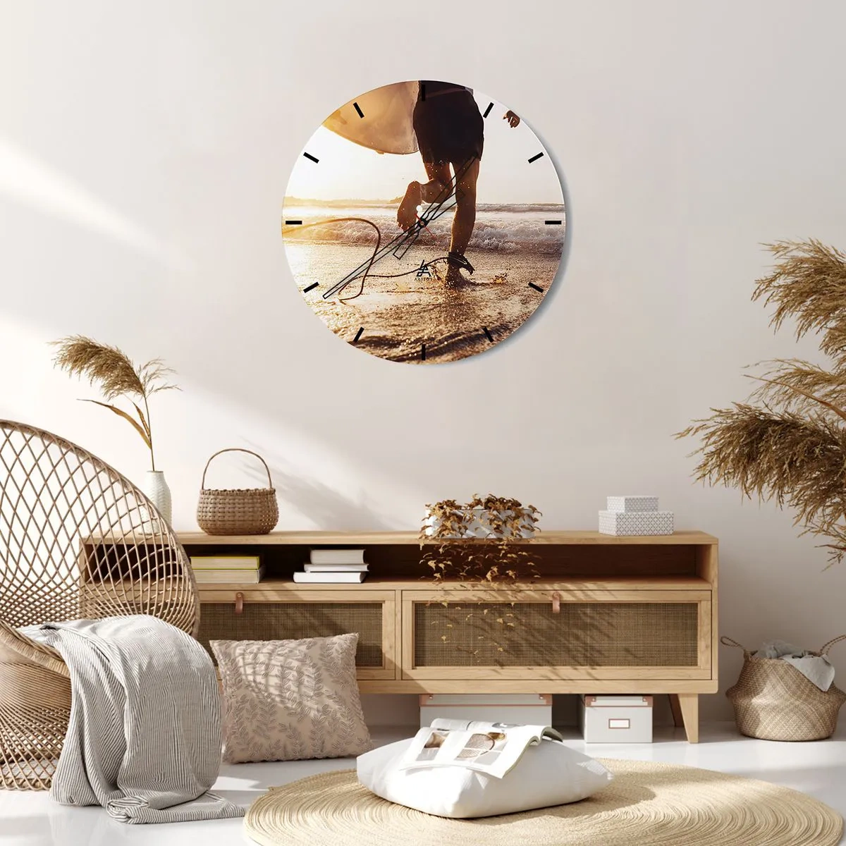 Reloj de pared - Reloj de vidrio - Un surfista corre por la playa con su tabla al atardecer. - 30x30cm - Para enfrentar la ola - Decoración de pared moderna para salón, cocina y dormitorio ARTTOR