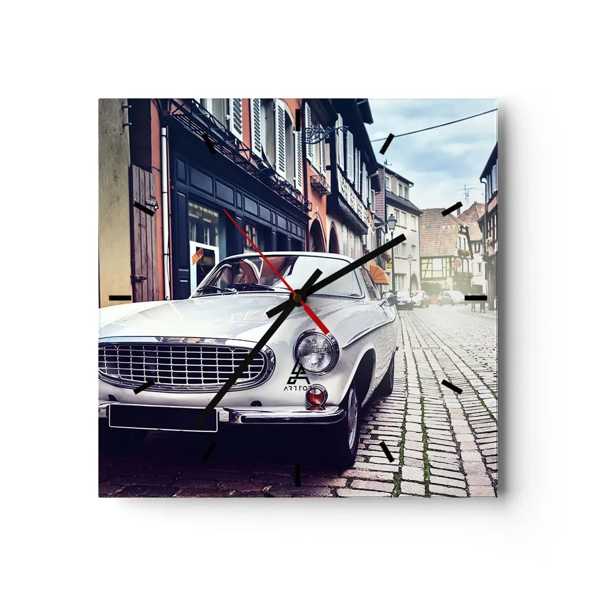 Reloj de pared - Reloj de vidrio - Un coche blanco clásico en una calle adoquinada de la ciudad. - 30x30cm - El pasado está aquí - Decoración de pared moderna para salón y dormitorio ARTTOR