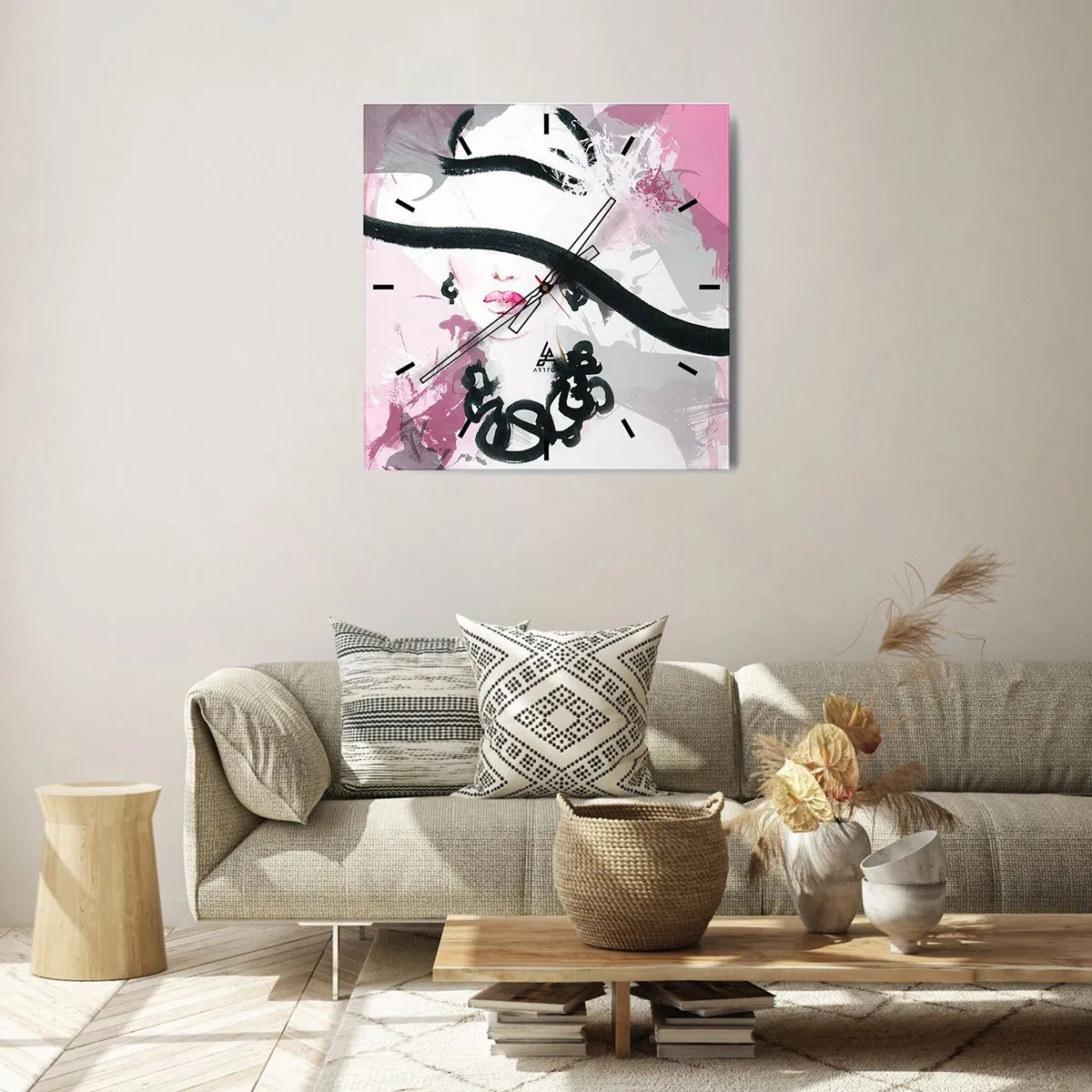 Reloj de pared - Reloj de vidrio - Una mujer elegante con sombrero sobre un fondo de abstracciones rosas. - 30x30cm - Retrato de una dama en negro y rosa - Decoración de pared moderna para salón y dormitorio ARTTOR