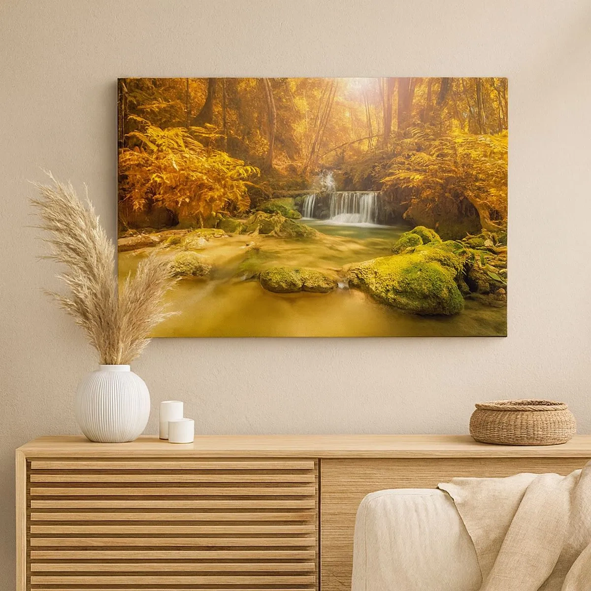 Cuadro sobre lienzo - Impresión de Imagen - Una cascada dorada en un bosque otoñal rodeado de vegetación. - 70x50cm - Cascada forestal en oro - Decoración de pared moderna para salón y dormitorio ARTTOR