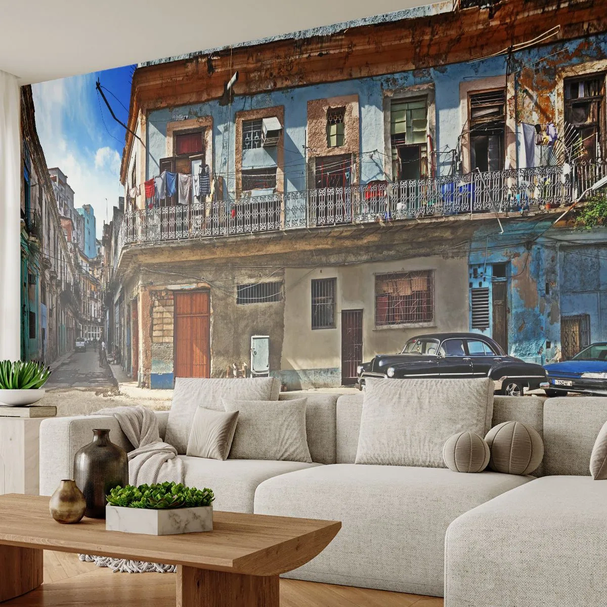 Fotomural Premium Sand - Una antigua casa de vecindad con balcón y un coche clásico en la calle. - 100x70cm - Ambiente hawaiano - Decoración de pared moderna para salón y dormitorio ARTTOR