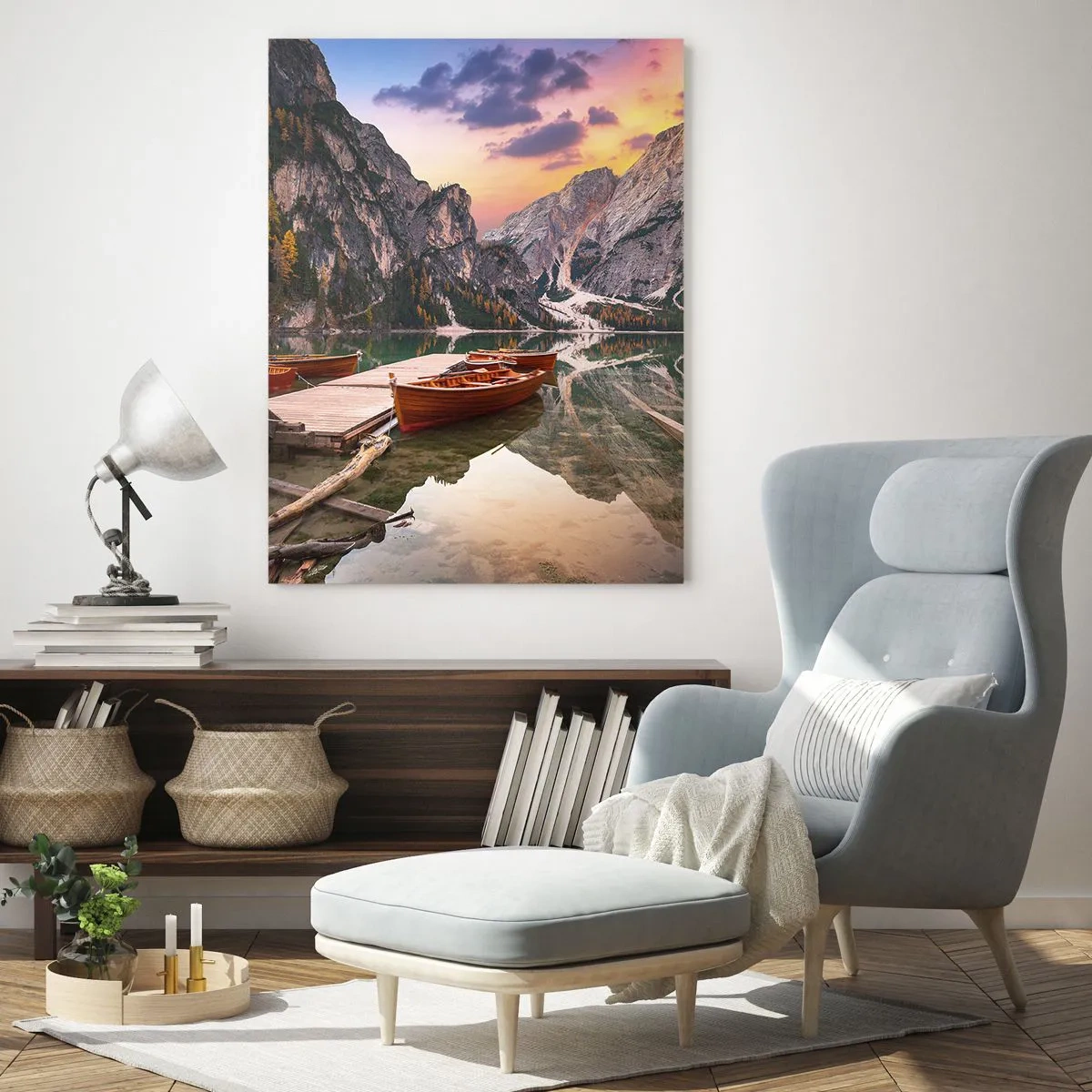 Cuadro sobre vidrio - Impresiones sobre Vidrio - Lago de montaña con muelle y barcos al amanecer. - 50x70cm - Espejo entre montañas - Decoración de pared moderna para salón y dormitorio ARTTOR