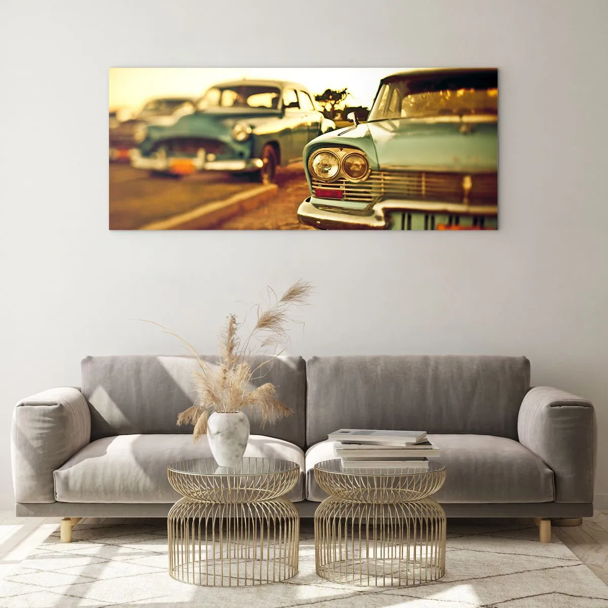 Cuadro sobre vidrio - Impresiones sobre Vidrio - Coches clásicos bajo la cálida luz del atardecer. - 120x50cm - A la espera del futuro - Decoración de pared moderna para salón y dormitorio ARTTOR