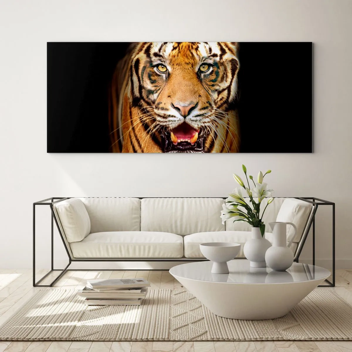 Cuadro sobre vidrio - Impresiones sobre Vidrio - Un tigre con la boca abierta sobre un fondo negro. - 140x50cm - Salvaje de corazón - Decoración de pared moderna para salón y dormitorio ARTTOR