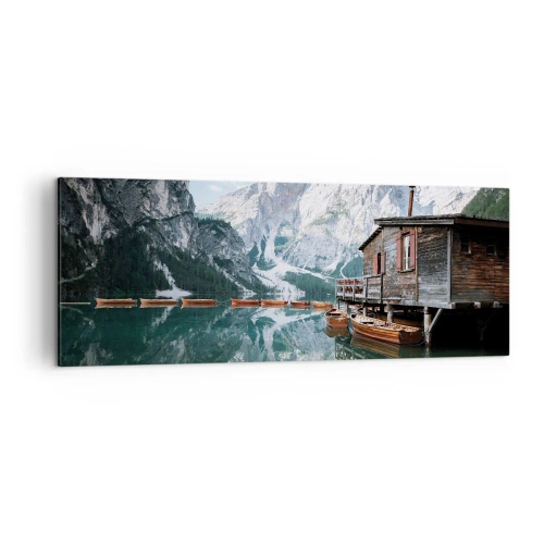 Cuadro sobre lienzo - Impresión de Imagen - Una cabaña de madera junto a un tranquilo lago de montaña. - 140x50cm - Una mañana cristalina de montaña - Decoración de pared moderna para salón y dormitorio ARTTOR