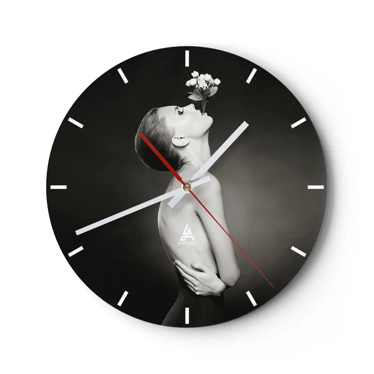 Reloj de pared - Reloj de vidrio - Retrato en blanco y negro de una mujer sosteniendo flores en la boca. - 30x30cm - Elegancia excéntrica - Decoración de pared moderna para salón, cocina y dormitorio ARTTOR