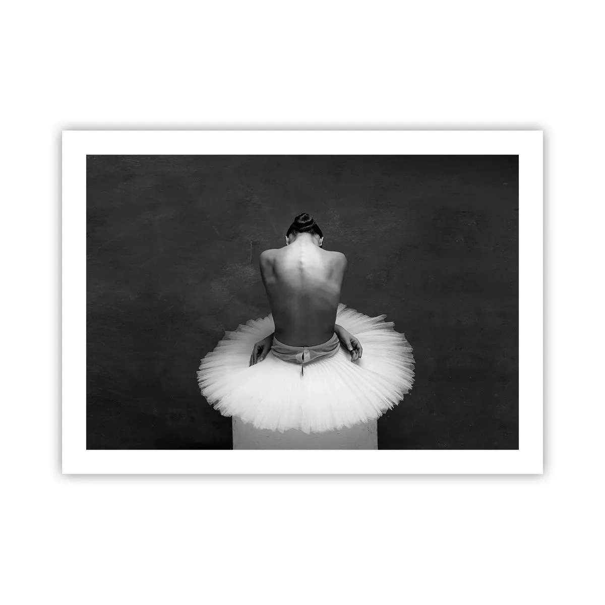 Póster - Rodeada de pétalos - 70x50 cm