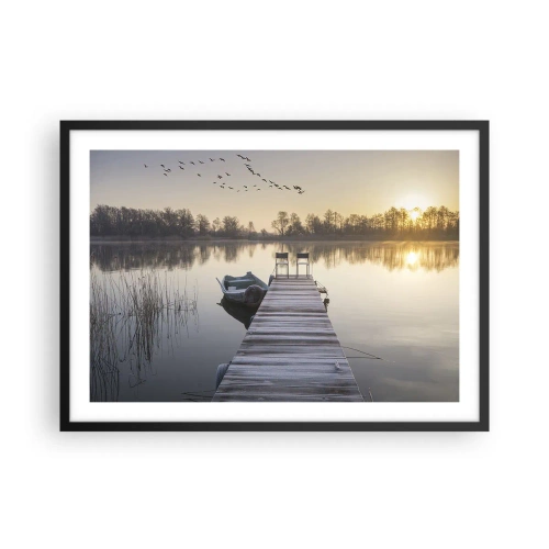 Póster en marco negro - Un muelle junto al lago por la mañana con un barco y sillas. - 70x50cm - Volveré en un rato - Decoración de pared moderna para salón y dormitorio ARTTOR