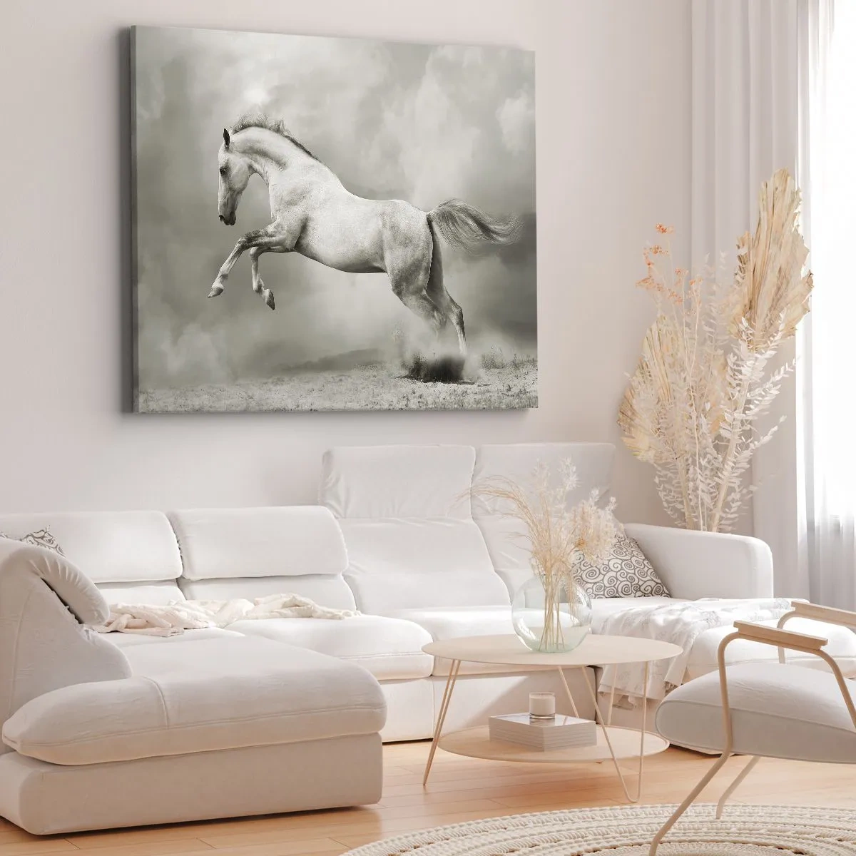 Cuadro sobre lienzo - Impresión de Imagen - Un caballo blanco en un salto dinámico sobre un fondo de nubes brumosas. - 70x50cm - Entre la realidad y el sueño - Decoración de pared moderna para salón y dormitorio ARTTOR