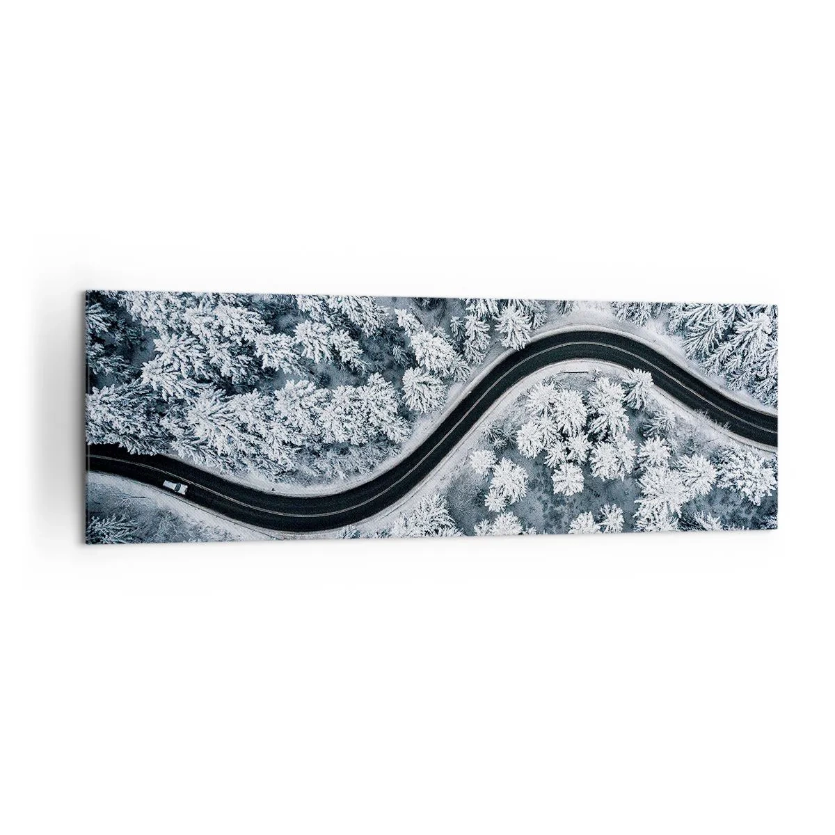 Cuadro sobre lienzo - Impresión de Imagen - Una vista de pájaro de un camino sinuoso en un bosque invernal. - 160x50cm - A través de un bosque invernal - Decoración de pared moderna para salón y dormitorio ARTTOR