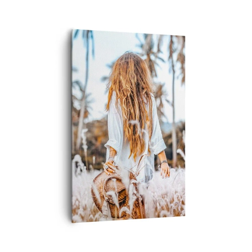 Cuadro sobre lienzo - Impresión de Imagen - Una mujer en un campo de hierba con palmeras al fondo al atardecer. - 80x120cm - Nacida en el plumón de la Tierra - Decoración de pared moderna para salón y dormitorio ARTTOR